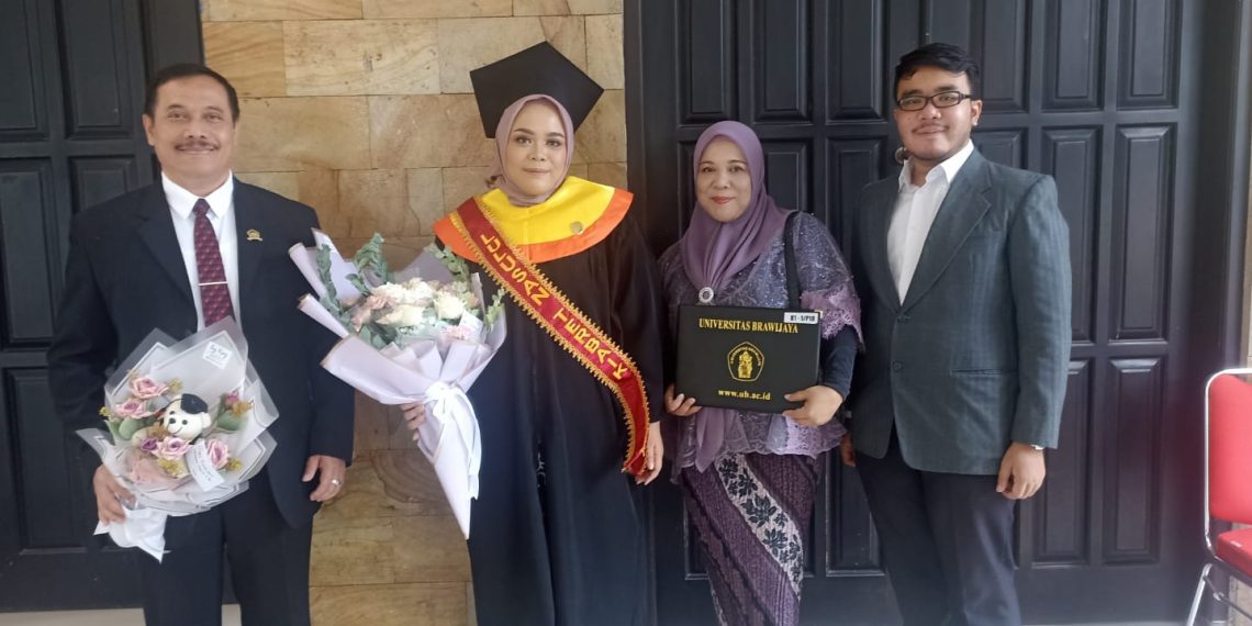 Kuliah Sambil Kerja Tidak Halangi Salma Raih Gelar Wisudawan Terbaik.